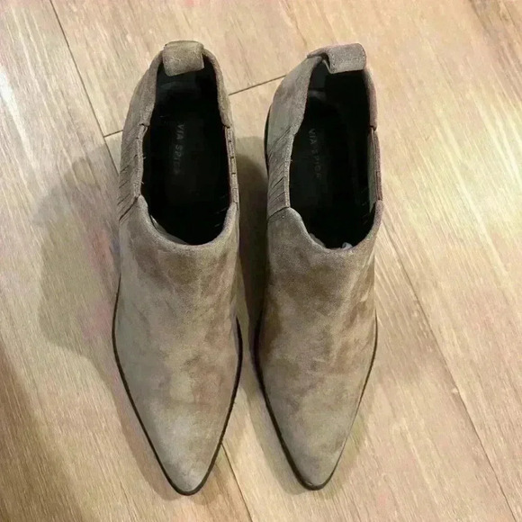 Via Spiga Women's Farly Water Resistant Booties Clay Suede Size 8.5 NWOB - Picture 3 of 8